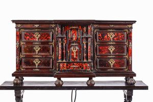 Stipo monetiere. Tartaruga, legno ebanizzato, bronzo fuso e cesellato. Ebanisteria d�oltralpe del XVIII-XIX secolo  - Asta Dimore italiane  - Associazione Nazionale - Case d'Asta italiane