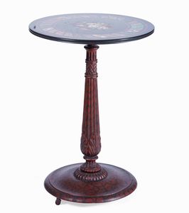 Tavolino con piano a commesso di marmi e pietre dure centrato da micromosaico floreale. XX secolo  - Asta Dimore italiane  - Associazione Nazionale - Case d'Asta italiane