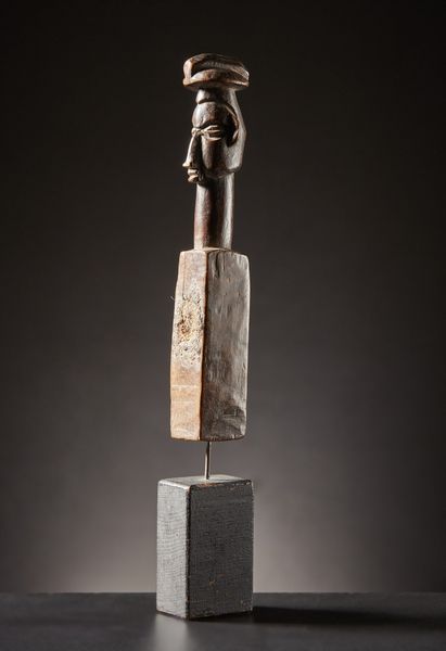 Yaka - Repubblica Democratica del Congo : Feticcio.Legno duro a patina naturale e lucida, sostanze magiche.Segni d'uso.Con base.  - Asta Asta 365 | ARTE AFRICANA, OCEANICA E DELLE AMERICHE - ARTE AFRICANA Tradizionale - Associazione Nazionale - Case d'Asta italiane