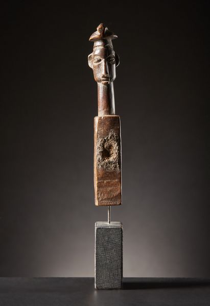 Yaka - Repubblica Democratica del Congo : Feticcio.Legno duro a patina naturale e lucida, sostanze magiche.Segni d'uso.Con base.  - Asta Asta 365 | ARTE AFRICANA, OCEANICA E DELLE AMERICHE - ARTE AFRICANA Tradizionale - Associazione Nazionale - Case d'Asta italiane