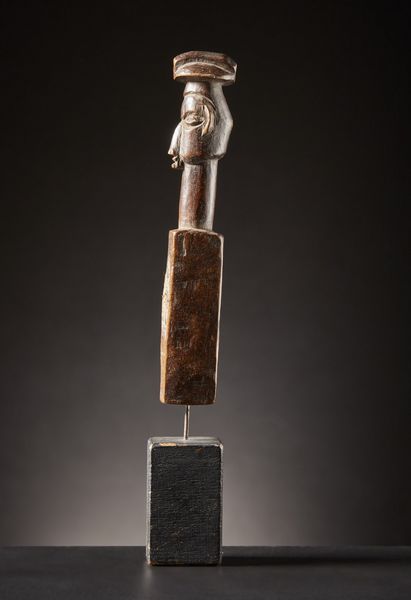 Yaka - Repubblica Democratica del Congo : Feticcio.Legno duro a patina naturale e lucida, sostanze magiche.Segni d'uso.Con base.  - Asta Asta 365 | ARTE AFRICANA, OCEANICA E DELLE AMERICHE - ARTE AFRICANA Tradizionale - Associazione Nazionale - Case d'Asta italiane