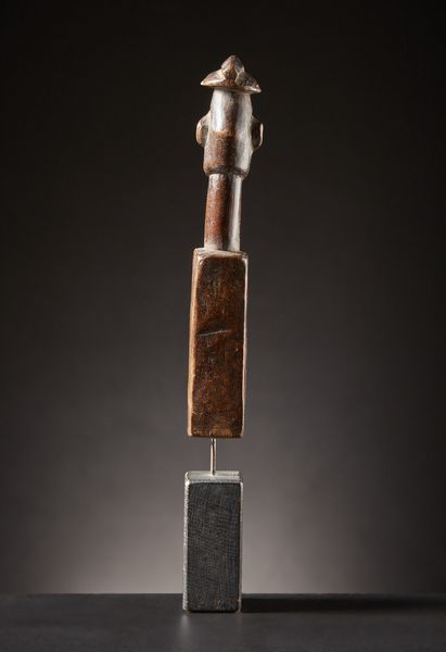 Yaka - Repubblica Democratica del Congo : Feticcio.Legno duro a patina naturale e lucida, sostanze magiche.Segni d'uso.Con base.  - Asta Asta 365 | ARTE AFRICANA, OCEANICA E DELLE AMERICHE - ARTE AFRICANA Tradizionale - Associazione Nazionale - Case d'Asta italiane