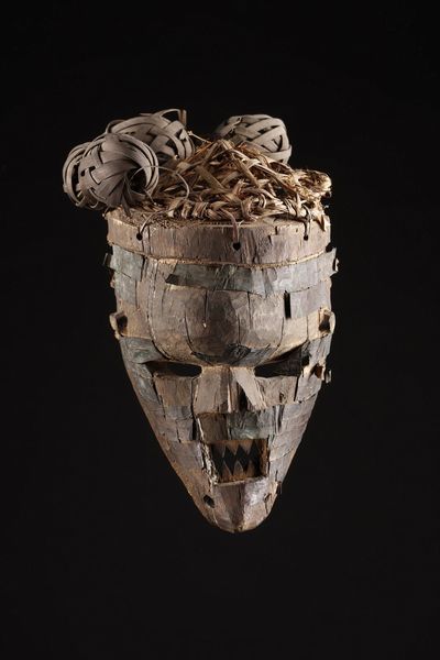 Salampasu - Repubblica Democratica del Congo : Maschera Wamulandwa.Legno duro, fibre e lamelle di rame.Patina naturale. segni d'uso.  - Asta Asta 365 | ARTE AFRICANA, OCEANICA E DELLE AMERICHE - ARTE AFRICANA Tradizionale - Associazione Nazionale - Case d'Asta italiane