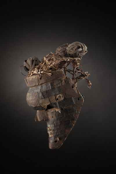 Salampasu - Repubblica Democratica del Congo : Maschera Wamulandwa.Legno duro, fibre e lamelle di rame.Patina naturale. segni d'uso.  - Asta Asta 365 | ARTE AFRICANA, OCEANICA E DELLE AMERICHE - ARTE AFRICANA Tradizionale - Associazione Nazionale - Case d'Asta italiane