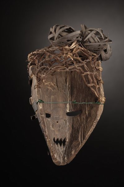 Salampasu - Repubblica Democratica del Congo : Maschera Wamulandwa.Legno duro, fibre e lamelle di rame.Patina naturale. segni d'uso.  - Asta Asta 365 | ARTE AFRICANA, OCEANICA E DELLE AMERICHE - ARTE AFRICANA Tradizionale - Associazione Nazionale - Case d'Asta italiane