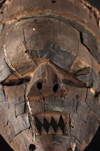 Salampasu - Repubblica Democratica del Congo : Maschera Wamulandwa.Legno duro, fibre e lamelle di rame.Patina naturale. segni d'uso.  - Asta Asta 365 | ARTE AFRICANA, OCEANICA E DELLE AMERICHE - ARTE AFRICANA Tradizionale - Associazione Nazionale - Case d'Asta italiane