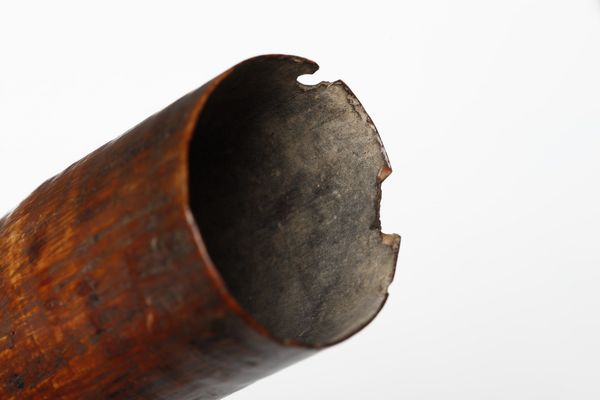 Mangbetu - Repubblica Democratica del Congo : Olifante da caccia.Avorio a patina scura e lucida.Piccoli difetti e segni d'uso.  - Asta Asta 365 | ARTE AFRICANA, OCEANICA E DELLE AMERICHE - ARTE AFRICANA Tradizionale - Associazione Nazionale - Case d'Asta italiane