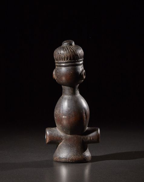 Chokwe o Lwena - Repubblica democrtica del Congo, Angola : Fischietto antropomorfo.Legno duro a patina scura.Segni d'uso.  - Asta Asta 365 | ARTE AFRICANA, OCEANICA E DELLE AMERICHE - ARTE AFRICANA Tradizionale - Associazione Nazionale - Case d'Asta italiane