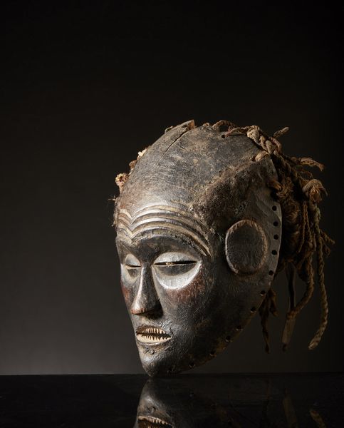Chokwe - Angola, Zambia : Maschera Chihongo.Legno duro a patina scura, rami, fibre, tessuto, corda, pigmenti e capelli umani.Piccoli difetti e numerosi segni d'uso.  - Asta Asta 365 | ARTE AFRICANA, OCEANICA E DELLE AMERICHE - ARTE AFRICANA Tradizionale - Associazione Nazionale - Case d'Asta italiane