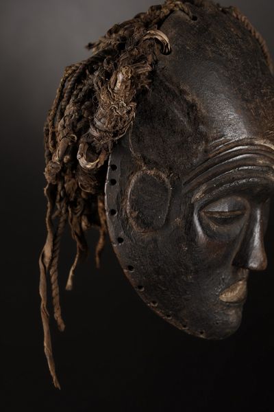 Chokwe - Angola, Zambia : Maschera Chihongo.Legno duro a patina scura, rami, fibre, tessuto, corda, pigmenti e capelli umani.Piccoli difetti e numerosi segni d'uso.  - Asta Asta 365 | ARTE AFRICANA, OCEANICA E DELLE AMERICHE - ARTE AFRICANA Tradizionale - Associazione Nazionale - Case d'Asta italiane