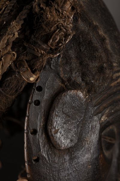 Chokwe - Angola, Zambia : Maschera Chihongo.Legno duro a patina scura, rami, fibre, tessuto, corda, pigmenti e capelli umani.Piccoli difetti e numerosi segni d'uso.  - Asta Asta 365 | ARTE AFRICANA, OCEANICA E DELLE AMERICHE - ARTE AFRICANA Tradizionale - Associazione Nazionale - Case d'Asta italiane