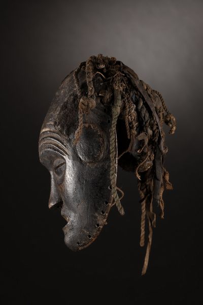 Chokwe - Angola, Zambia : Maschera Chihongo.Legno duro a patina scura, rami, fibre, tessuto, corda, pigmenti e capelli umani.Piccoli difetti e numerosi segni d'uso.  - Asta Asta 365 | ARTE AFRICANA, OCEANICA E DELLE AMERICHE - ARTE AFRICANA Tradizionale - Associazione Nazionale - Case d'Asta italiane