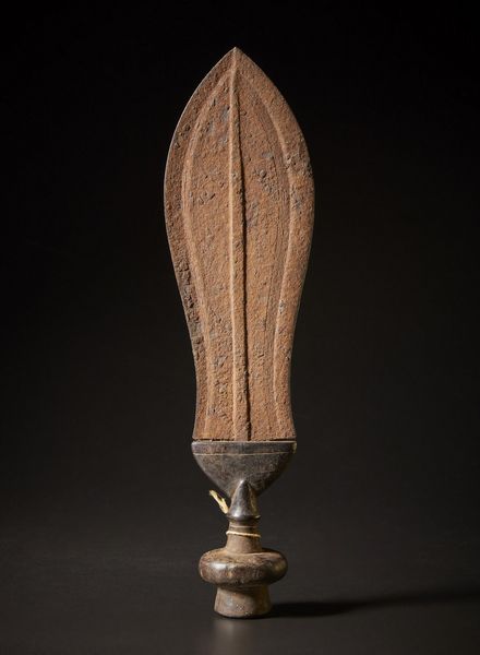 Kuba - Repubblica democratica del Congo : Pugnale rituale Ikul.Legno duro a patina scura, ferro.Segni d'uso.  - Asta Asta 365 | ARTE AFRICANA, OCEANICA E DELLE AMERICHE - ARTE AFRICANA Tradizionale - Associazione Nazionale - Case d'Asta italiane