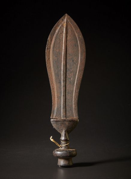 Kuba - Repubblica democratica del Congo : Pugnale rituale Ikul.Legno duro a patina scura, ferro.Segni d'uso.  - Asta Asta 365 | ARTE AFRICANA, OCEANICA E DELLE AMERICHE - ARTE AFRICANA Tradizionale - Associazione Nazionale - Case d'Asta italiane