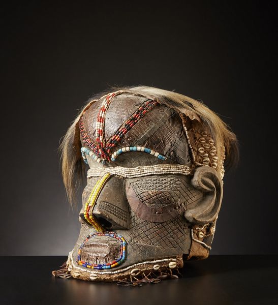 Kuba - Repubblica democratica del Congo : Maschera elmo Bwoom.Legno duro a patina naturale, metallo, tessuto, perline, conchiglie, semi e pelliccia animale.Segni d'uso.  - Asta Asta 365 | ARTE AFRICANA, OCEANICA E DELLE AMERICHE - ARTE AFRICANA Tradizionale - Associazione Nazionale - Case d'Asta italiane