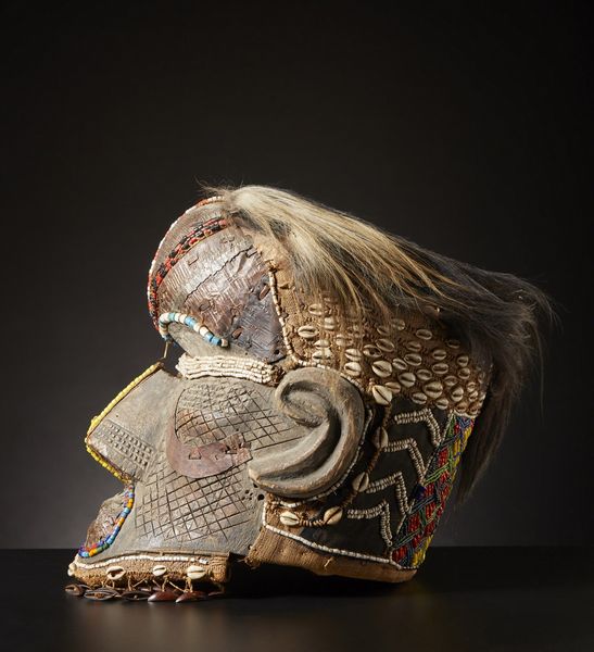 Kuba - Repubblica democratica del Congo : Maschera elmo Bwoom.Legno duro a patina naturale, metallo, tessuto, perline, conchiglie, semi e pelliccia animale.Segni d'uso.  - Asta Asta 365 | ARTE AFRICANA, OCEANICA E DELLE AMERICHE - ARTE AFRICANA Tradizionale - Associazione Nazionale - Case d'Asta italiane