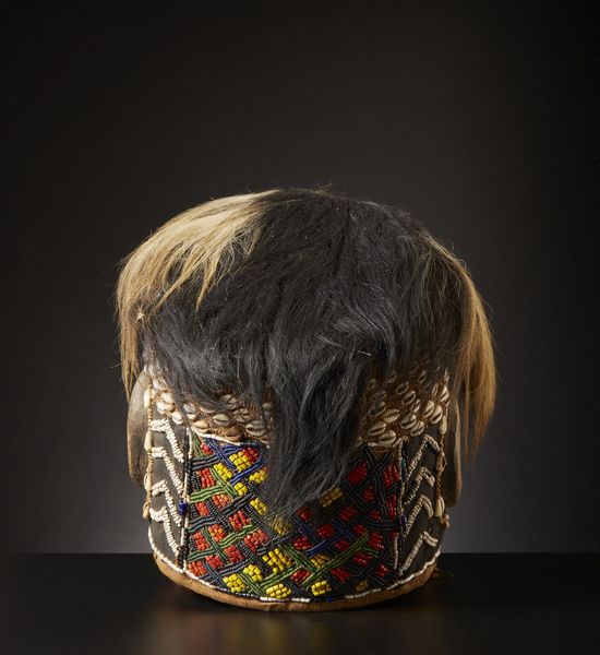 Kuba - Repubblica democratica del Congo : Maschera elmo Bwoom.Legno duro a patina naturale, metallo, tessuto, perline, conchiglie, semi e pelliccia animale.Segni d'uso.  - Asta Asta 365 | ARTE AFRICANA, OCEANICA E DELLE AMERICHE - ARTE AFRICANA Tradizionale - Associazione Nazionale - Case d'Asta italiane