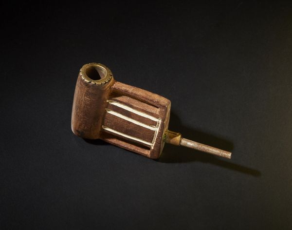 Zulu - Sudafrica : Pipa.Legno duro a patina scura, pigmento, metallo.Segni d'uso.  - Asta Asta 365 | ARTE AFRICANA, OCEANICA E DELLE AMERICHE - ARTE AFRICANA Tradizionale - Associazione Nazionale - Case d'Asta italiane