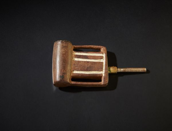 Zulu - Sudafrica : Pipa.Legno duro a patina scura, pigmento, metallo.Segni d'uso.  - Asta Asta 365 | ARTE AFRICANA, OCEANICA E DELLE AMERICHE - ARTE AFRICANA Tradizionale - Associazione Nazionale - Case d'Asta italiane