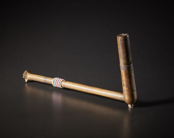 Xhosa - Sudafrica : Pipa da donna.Legno duro a patina naturale, metallo e perline.Una rottura con restauro, segni d'uso ed un'etichetta di vendita.  - Asta Asta 365 | ARTE AFRICANA, OCEANICA E DELLE AMERICHE - ARTE AFRICANA Tradizionale - Associazione Nazionale - Case d'Asta italiane