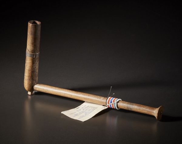 Xhosa - Sudafrica : Pipa da donna.Legno duro a patina naturale, metallo e perline.Una rottura con restauro, segni d'uso ed un'etichetta di vendita.  - Asta Asta 365 | ARTE AFRICANA, OCEANICA E DELLE AMERICHE - ARTE AFRICANA Tradizionale - Associazione Nazionale - Case d'Asta italiane