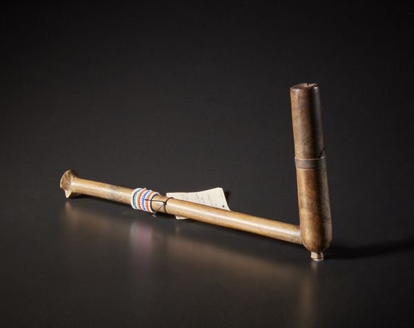 Xhosa - Sudafrica : Pipa da donna.Legno duro a patina naturale, metallo e perline.Una rottura con restauro, segni d'uso ed un'etichetta di vendita.  - Asta Asta 365 | ARTE AFRICANA, OCEANICA E DELLE AMERICHE - ARTE AFRICANA Tradizionale - Associazione Nazionale - Case d'Asta italiane