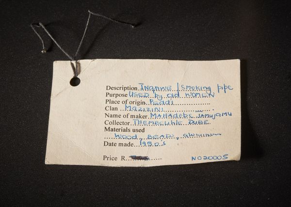 Xhosa - Sudafrica : Pipa da donna.Legno duro a patina naturale, metallo e perline.Una rottura con restauro, segni d'uso ed un'etichetta di vendita.  - Asta Asta 365 | ARTE AFRICANA, OCEANICA E DELLE AMERICHE - ARTE AFRICANA Tradizionale - Associazione Nazionale - Case d'Asta italiane