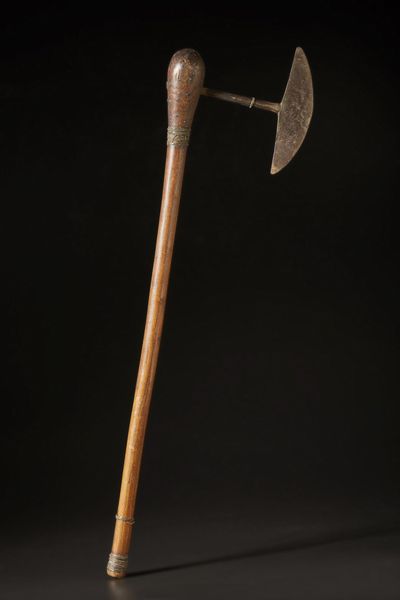 Zulu - Sudafrica : Ascia e insegna di rango.Legno, ferro.Difetti e segni d'uso.  - Asta Asta 365 | ARTE AFRICANA, OCEANICA E DELLE AMERICHE - ARTE AFRICANA Tradizionale - Associazione Nazionale - Case d'Asta italiane