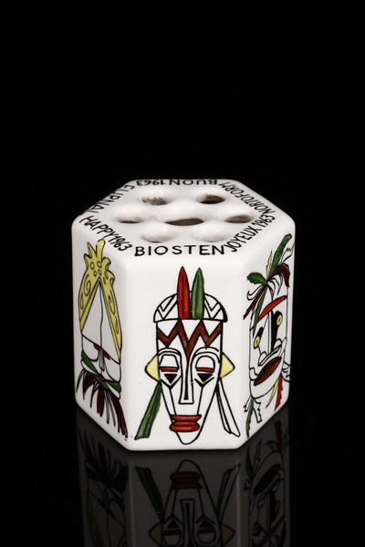 Galbiati.Vasetto portapenne ceramica policroma  - Asta Asta 365 | ARTE AFRICANA, OCEANICA E DELLE AMERICHE - ARTE AFRICANA Tradizionale - Associazione Nazionale - Case d'Asta italiane