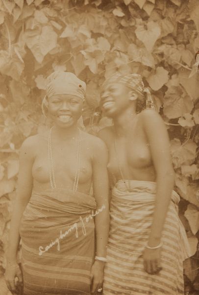 AUTORE NON IDENTIFICATO : Ridendo e scherzando, primi anni del 900.Stampa alla gelatina sali d'argento  - Asta Asta 365 | ARTE AFRICANA, OCEANICA E DELLE AMERICHE - ARTE AFRICANA Tradizionale - Associazione Nazionale - Case d'Asta italiane