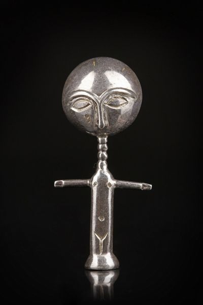AUTORE NON IDENTIFICATO : Ciondolo in argento di produzione europea riproducente  scultura Akuaba.  - Asta Asta 365 | ARTE AFRICANA, OCEANICA E DELLE AMERICHE - ARTE AFRICANA Tradizionale - Associazione Nazionale - Case d'Asta italiane