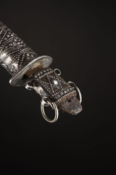 Tuareg - Sahara : Frammento di sella.Ferro, legno, argento e tessuto.Segni d'uso.  - Asta Asta 365 | ARTE AFRICANA, OCEANICA E DELLE AMERICHE - ARTE AFRICANA Tradizionale - Associazione Nazionale - Case d'Asta italiane