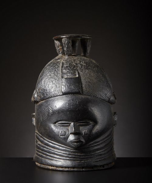 Mende - Sierra Leone : Maschera a casco.Legno duro  a patina nera, chiodi.Mancanze, difetti, restauri e magnifici segni d'uso.Ex collezione Ren� Druart.  - Asta Asta 365 | ARTE AFRICANA, OCEANICA E DELLE AMERICHE - ARTE AFRICANA Tradizionale - Associazione Nazionale - Case d'Asta italiane