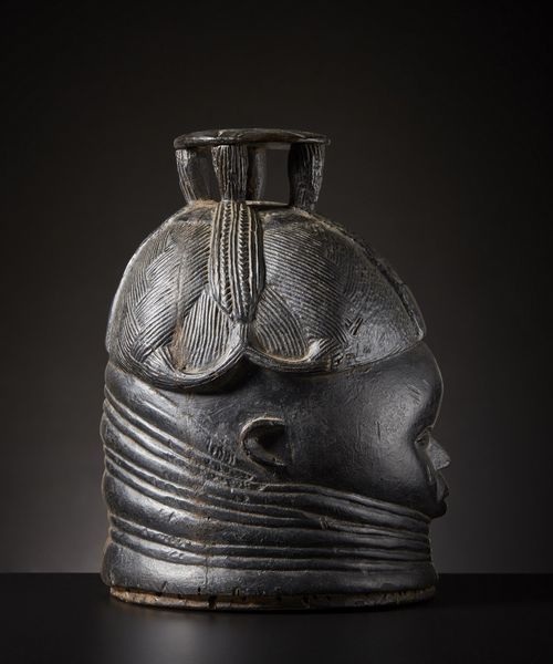Mende - Sierra Leone : Maschera a casco.Legno duro  a patina nera, chiodi.Mancanze, difetti, restauri e magnifici segni d'uso.Ex collezione Ren� Druart.  - Asta Asta 365 | ARTE AFRICANA, OCEANICA E DELLE AMERICHE - ARTE AFRICANA Tradizionale - Associazione Nazionale - Case d'Asta italiane