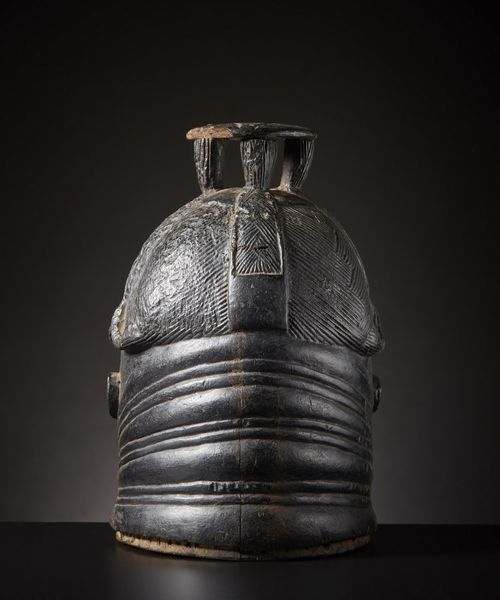 Mende - Sierra Leone : Maschera a casco.Legno duro  a patina nera, chiodi.Mancanze, difetti, restauri e magnifici segni d'uso.Ex collezione Ren� Druart.  - Asta Asta 365 | ARTE AFRICANA, OCEANICA E DELLE AMERICHE - ARTE AFRICANA Tradizionale - Associazione Nazionale - Case d'Asta italiane