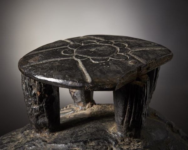 Mende - Sierra Leone : Maschera a casco.Legno duro  a patina nera, chiodi.Mancanze, difetti, restauri e magnifici segni d'uso.Ex collezione Ren� Druart.  - Asta Asta 365 | ARTE AFRICANA, OCEANICA E DELLE AMERICHE - ARTE AFRICANA Tradizionale - Associazione Nazionale - Case d'Asta italiane