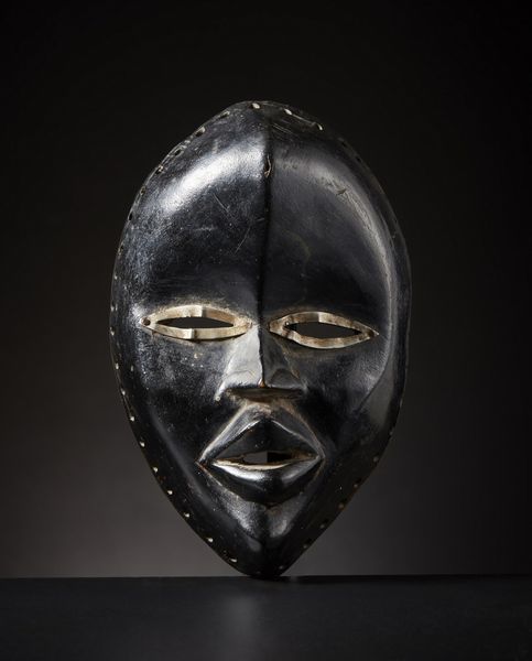 Dan - Costa d'Avorio/Liberia : Maschera Dan.Legno duro a patina lucida, pigmento nero e metallo.Segni d'uso.  - Asta Asta 365 | ARTE AFRICANA, OCEANICA E DELLE AMERICHE - ARTE AFRICANA Tradizionale - Associazione Nazionale - Case d'Asta italiane