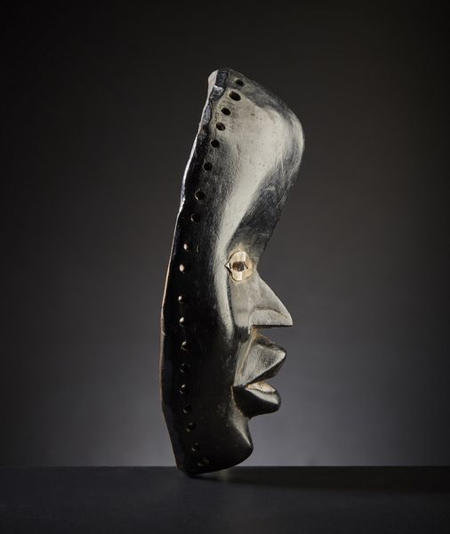 Dan - Costa d'Avorio/Liberia : Maschera Dan.Legno duro a patina lucida, pigmento nero e metallo.Segni d'uso.  - Asta Asta 365 | ARTE AFRICANA, OCEANICA E DELLE AMERICHE - ARTE AFRICANA Tradizionale - Associazione Nazionale - Case d'Asta italiane
