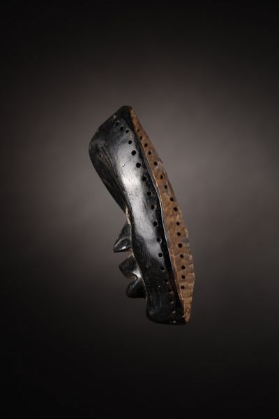 Dan - Costa d'Avorio/Liberia : Maschera Dan.Legno duro a patina lucida, pigmento nero e metallo.Segni d'uso.  - Asta Asta 365 | ARTE AFRICANA, OCEANICA E DELLE AMERICHE - ARTE AFRICANA Tradizionale - Associazione Nazionale - Case d'Asta italiane