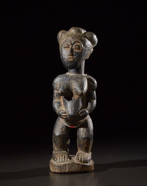 Agni/Ebrie/Atie - Costa d'Avorio, Regione dei Laghi : Figura femminile o Nkpasopi.Legno duro a patina scura, pigmenti e perline.Difetti e segni d'uso.  - Asta Asta 365 | ARTE AFRICANA, OCEANICA E DELLE AMERICHE - ARTE AFRICANA Tradizionale - Associazione Nazionale - Case d'Asta italiane