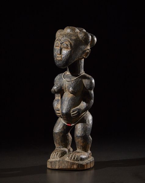 Agni/Ebrie/Atie - Costa d'Avorio, Regione dei Laghi : Figura femminile o Nkpasopi.Legno duro a patina scura, pigmenti e perline.Difetti e segni d'uso.  - Asta Asta 365 | ARTE AFRICANA, OCEANICA E DELLE AMERICHE - ARTE AFRICANA Tradizionale - Associazione Nazionale - Case d'Asta italiane