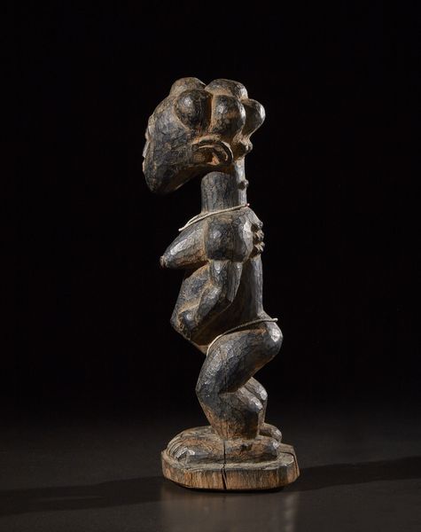 Agni/Ebrie/Atie - Costa d'Avorio, Regione dei Laghi : Figura femminile o Nkpasopi.Legno duro a patina scura, pigmenti e perline.Difetti e segni d'uso.  - Asta Asta 365 | ARTE AFRICANA, OCEANICA E DELLE AMERICHE - ARTE AFRICANA Tradizionale - Associazione Nazionale - Case d'Asta italiane