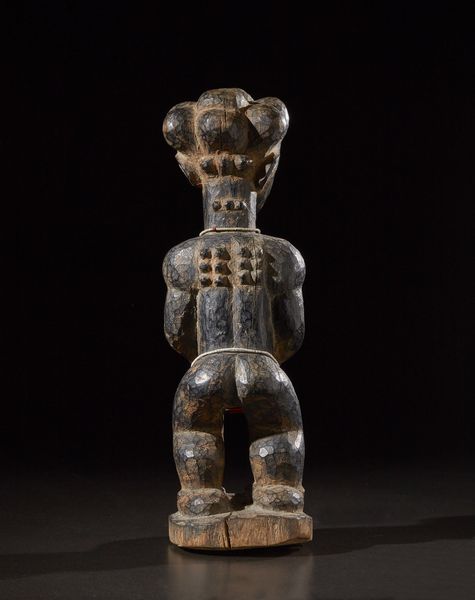 Agni/Ebrie/Atie - Costa d'Avorio, Regione dei Laghi : Figura femminile o Nkpasopi.Legno duro a patina scura, pigmenti e perline.Difetti e segni d'uso.  - Asta Asta 365 | ARTE AFRICANA, OCEANICA E DELLE AMERICHE - ARTE AFRICANA Tradizionale - Associazione Nazionale - Case d'Asta italiane