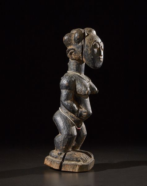 Agni/Ebrie/Atie - Costa d'Avorio, Regione dei Laghi : Figura femminile o Nkpasopi.Legno duro a patina scura, pigmenti e perline.Difetti e segni d'uso.  - Asta Asta 365 | ARTE AFRICANA, OCEANICA E DELLE AMERICHE - ARTE AFRICANA Tradizionale - Associazione Nazionale - Case d'Asta italiane