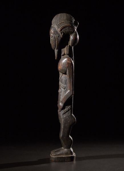 Baule - Costa d'Avorio : Figura maschile di antenato.Legno duro a patina scura.Segni d'uso.Un restauro alla base, segni d'uso.  - Asta Asta 365 | ARTE AFRICANA, OCEANICA E DELLE AMERICHE - ARTE AFRICANA Tradizionale - Associazione Nazionale - Case d'Asta italiane