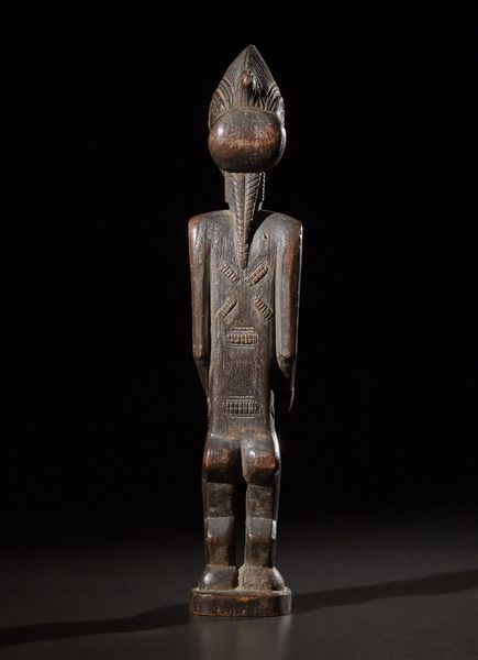 Baule - Costa d'Avorio : Figura maschile di antenato.Legno duro a patina scura.Segni d'uso.Un restauro alla base, segni d'uso.  - Asta Asta 365 | ARTE AFRICANA, OCEANICA E DELLE AMERICHE - ARTE AFRICANA Tradizionale - Associazione Nazionale - Case d'Asta italiane