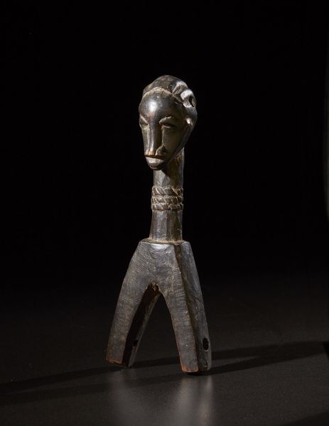 Guro - Costa d'Avorio : Puleggia da  telaio.Legno duro a patina scura.Segni d'uso.  - Asta Asta 365 | ARTE AFRICANA, OCEANICA E DELLE AMERICHE - ARTE AFRICANA Tradizionale - Associazione Nazionale - Case d'Asta italiane