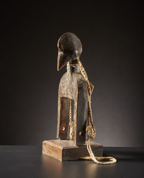 Senufo - Costa d'Avorio, Mali : Puleggia da telaio.Legno duro a patina chiara.Segni d'uso.Con base e vecchia etichetta di collezione.  - Asta Asta 365 | ARTE AFRICANA, OCEANICA E DELLE AMERICHE - ARTE AFRICANA Tradizionale - Associazione Nazionale - Case d'Asta italiane