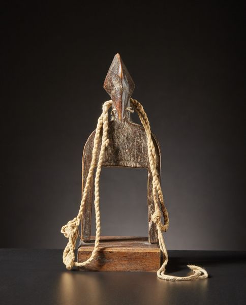 Senufo - Costa d'Avorio, Mali : Puleggia da telaio.Legno duro a patina chiara.Segni d'uso.Con base e vecchia etichetta di collezione.  - Asta Asta 365 | ARTE AFRICANA, OCEANICA E DELLE AMERICHE - ARTE AFRICANA Tradizionale - Associazione Nazionale - Case d'Asta italiane