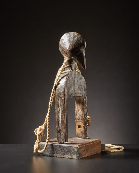 Senufo - Costa d'Avorio, Mali : Puleggia da telaio.Legno duro a patina chiara.Segni d'uso.Con base e vecchia etichetta di collezione.  - Asta Asta 365 | ARTE AFRICANA, OCEANICA E DELLE AMERICHE - ARTE AFRICANA Tradizionale - Associazione Nazionale - Case d'Asta italiane